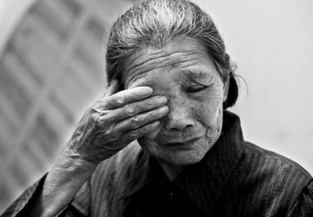 去城裡兒子家過年，看到兒媳偷偷進我房間，跟過去後我不禁流淚！