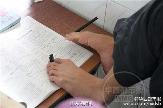 用腳考都贏！　「無臂男孩」為了上理想大學發憤讀書　現場考出超高分數
