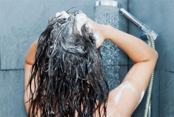 洗頭時頭髮剛淋濕就抹洗髮精？難怪每天洗頭還是很油膩，教你「兩招」正確的洗髮方式！