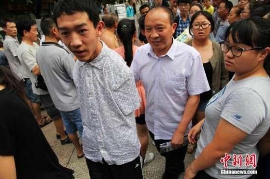 用腳考都贏！　「無臂男孩」為了上理想大學發憤讀書　現場考出超高分數