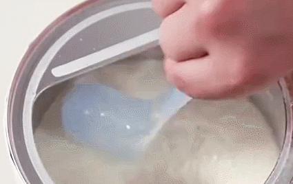 你知道「奶粉勺上有洞洞」是為何嗎？他分享「各種勺子正確用法」...原來是這麼一回事！