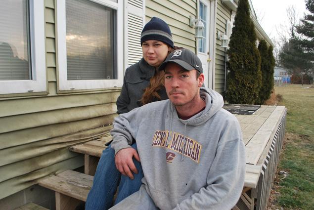 14歲男孩只與年幼弟妹在家,突傳來「急促敲門聲」,發生「驚險一幕」!當爸爸趕回家時,眼前的場景讓他此生難忘!