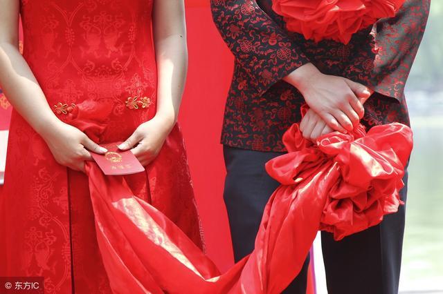 小叔子結婚我把房子借給他用，聽到他和婆婆對話，我偷偷換了鎖