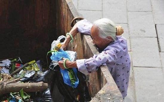 陌生路人給母親5萬元錢，母親覺得蹊蹺跟蹤路人，發現其中的秘密