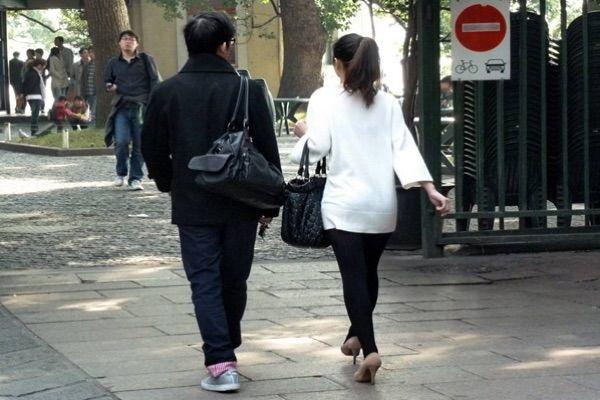 去超市，看到前妻在做衛生，我正準備奚落她，店員喊她一聲我愣了