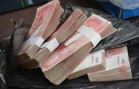 陌生路人給母親5萬元錢，母親覺得蹊蹺跟蹤路人，發現其中的秘密