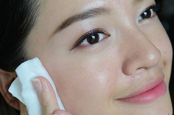 滿臉斑點也不要放棄，用到處都有的液體擦一下，斑點剝落如換臉