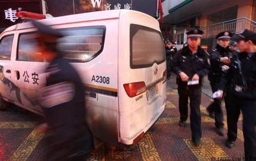 陌生路人給母親5萬元錢，母親覺得蹊蹺跟蹤路人，發現其中的秘密