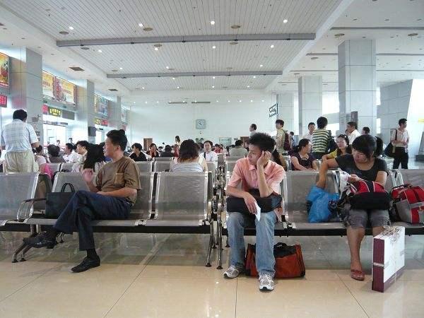 窮學生借給路人五百,吃一個月饅頭鹹菜,一個月後卡裏多了十萬