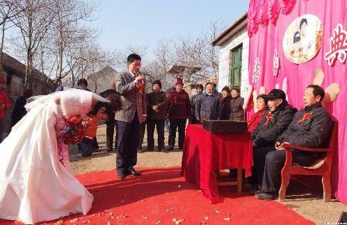 閨蜜結婚，我帶老公參加，婚禮上幫老公接了個電話，我大鬧婚禮
