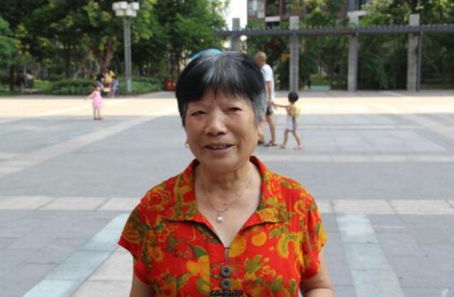 去城裡兒子家過年，看到兒媳偷偷進我房間，跟過去後我不禁流淚！