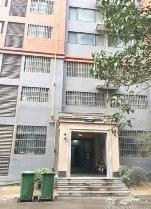 慘！女子困在電梯裡「活活餓死」過1個月才被發現，一打開那刻，現場景象令人整個嚇傻！