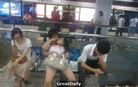 36張圖讓我笑抽了！妹子你這是還沒爽夠嗎...隔壁的都大叔都快流鼻血了！才第一張就讓我看掉下巴！