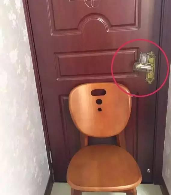 出差住酒店時，記得睡覺前拿2個杯子放在門把上！