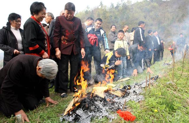 傻小子上錯墳，已故亡魂託夢送老宅，從此大富大貴，一生衣食無憂