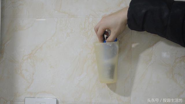 才知道衛生間粘個長尾夾的好處，真是太實用了，家家戶戶都用得著