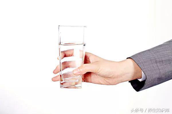 警惕:腦血管要「崩潰」的10大信號,早發現,或許能救命!