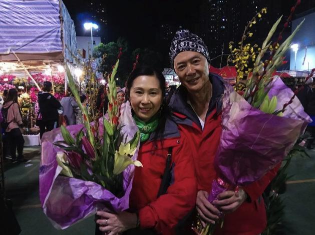 TVB兩位老戲骨發展黃昏戀，兩人現身試中式禮服，全程笑得很甜蜜