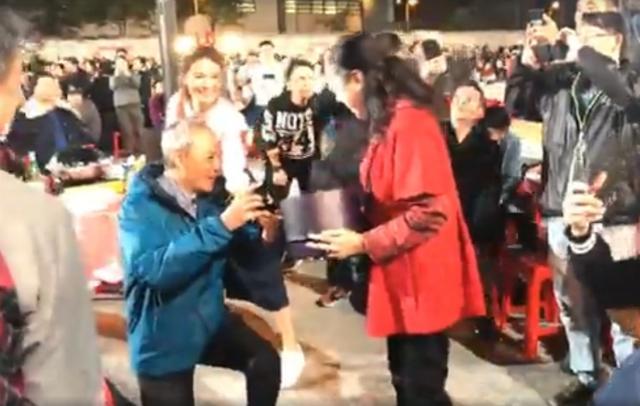 TVB兩位老戲骨發展黃昏戀，兩人現身試中式禮服，全程笑得很甜蜜