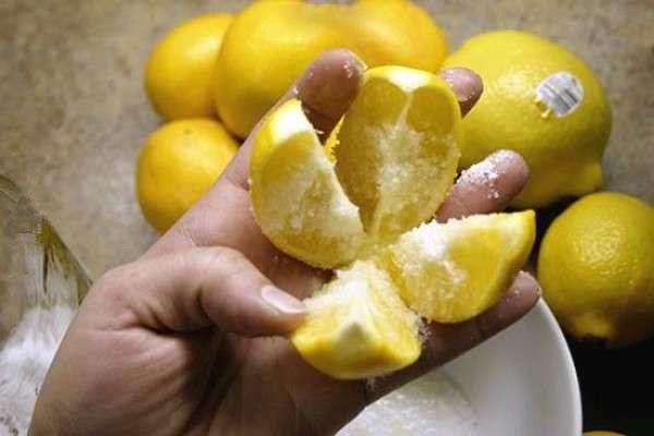 「檸檬十字型切開」再灑上一點鹽，放在廚房中…隔天你就會發現神奇的效果！