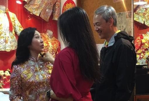 TVB兩位老戲骨發展黃昏戀，兩人現身試中式禮服，全程笑得很甜蜜