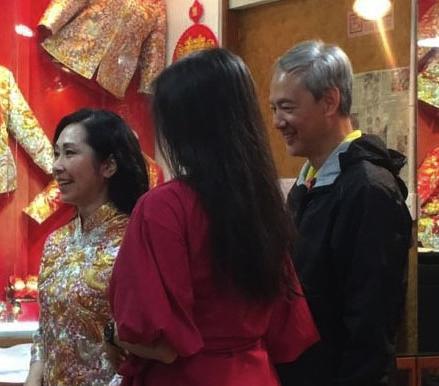 TVB兩位老戲骨發展黃昏戀，兩人現身試中式禮服，全程笑得很甜蜜