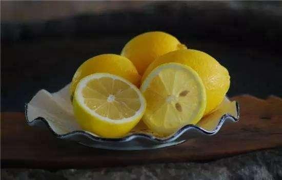 「檸檬十字型切開」再灑上一點鹽，放在廚房中…隔天你就會發現神奇的效果！