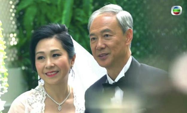TVB兩位老戲骨發展黃昏戀，兩人現身試中式禮服，全程笑得很甜蜜