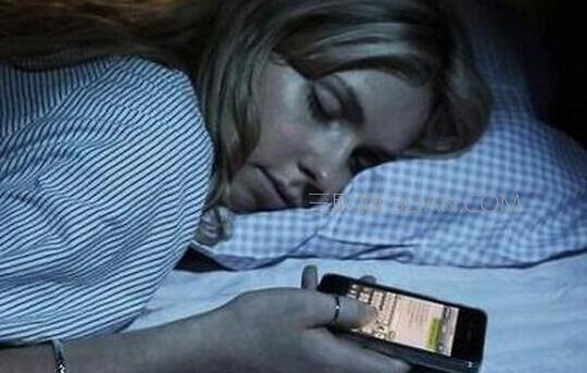 經常睡覺「把手機放床頭」的人，小心身體會有6大毛病！