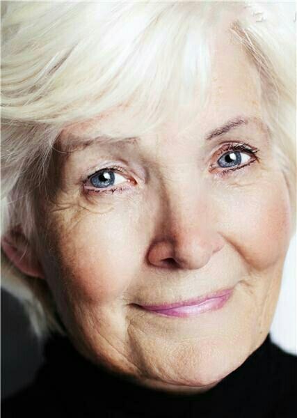 第一次跟男友回家，我被一個瘋女人抱住，驚嚇過後我決定嫁給男友