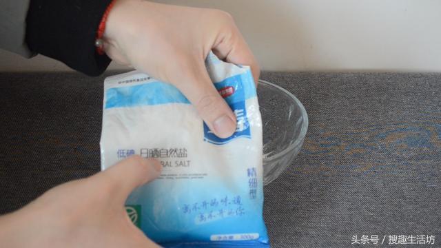 手指被紮了刺」用針都挑不出來？水裡加點「它」泡一泡，讓刺自己跑出來...... 	