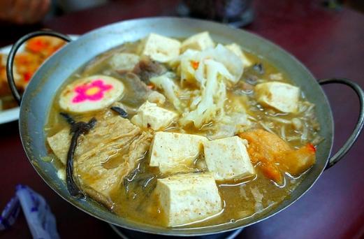 百元小火鍋到底賺甚麼？白飯紅茶冰淇淋吃到飽，網友分析「小心吃到假的火鍋啊！！」