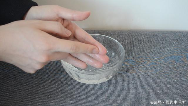 手指被紮了刺」用針都挑不出來？水裡加點「它」泡一泡，讓刺自己跑出來...... 	
