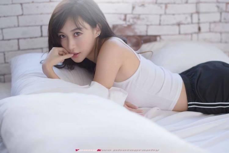 夜市發現超美側麵的妹子！結果被眼尖網友發現「亮點」...起底男伴身分竟是「世界級名人」！
