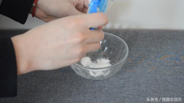 手指被紮了刺」用針都挑不出來？水裡加點「它」泡一泡，讓刺自己跑出來...... 	