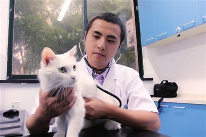 第一次跟男友回家，我被一個瘋女人抱住，驚嚇過後我決定嫁給男友