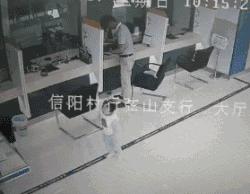3歲女兒在房間玩，廚房的媽媽聽到一聲悶響，回來發現女兒沒瞭！