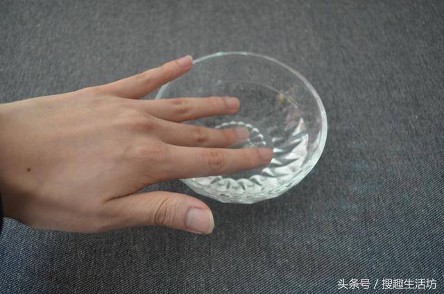 手指被紮了刺」用針都挑不出來？水裡加點「它」泡一泡，讓刺自己跑出來...... 	