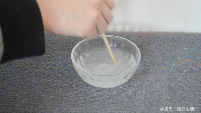 手指被紮了刺」用針都挑不出來？水裡加點「它」泡一泡，讓刺自己跑出來...... 	