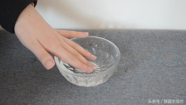 手指被紮了刺」用針都挑不出來？水裡加點「它」泡一泡，讓刺自己跑出來...... 	