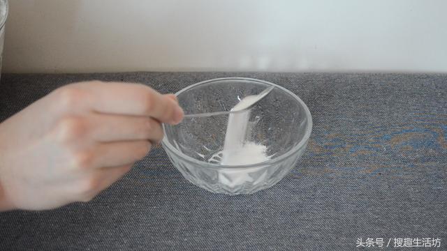 手指被紮了刺」用針都挑不出來？水裡加點「它」泡一泡，讓刺自己跑出來...... 	