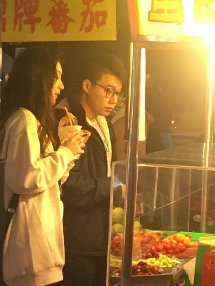 夜市發現超美側麵的妹子！結果被眼尖網友發現「亮點」...起底男伴身分竟是「世界級名人」！