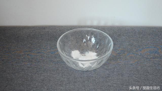 手指被紮了刺」用針都挑不出來？水裡加點「它」泡一泡，讓刺自己跑出來...... 	
