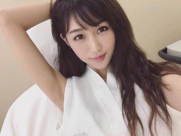 夜市發現超美側麵的妹子！結果被眼尖網友發現「亮點」...起底男伴身分竟是「世界級名人」！