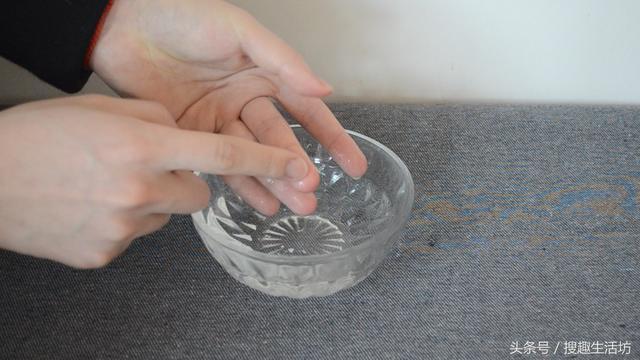 手指被紮了刺」用針都挑不出來？水裡加點「它」泡一泡，讓刺自己跑出來...... 	