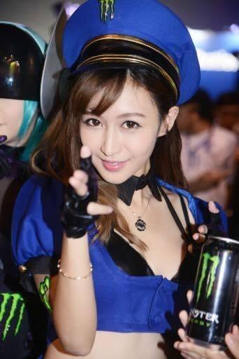 夜市發現超美側麵的妹子！結果被眼尖網友發現「亮點」...起底男伴身分竟是「世界級名人」！