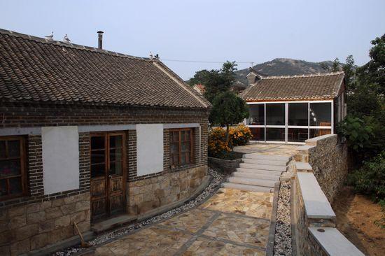 第一次跟男友回家，我被一個瘋女人抱住，驚嚇過後我決定嫁給男友