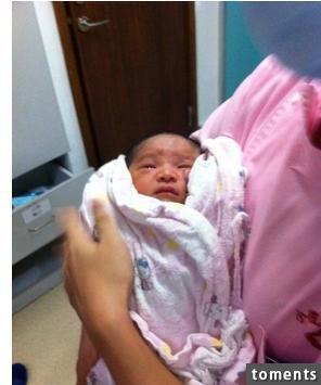 孕婦產房分娩就在嬰兒快出來時護士看見嬰兒的頭部徹底的傻眼了