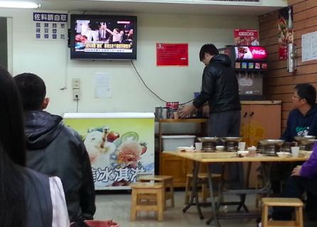 百元小火鍋到底賺甚麼？白飯紅茶冰淇淋吃到飽，網友分析「小心吃到假的火鍋啊！！」