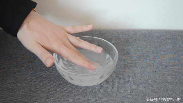 手指被紮了刺」用針都挑不出來？水裡加點「它」泡一泡，讓刺自己跑出來...... 	